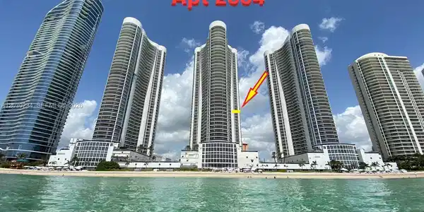 15901 Collins Ave