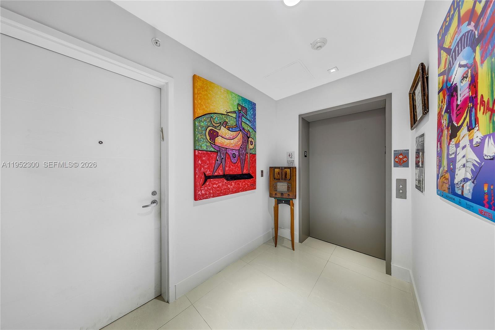 Image 3: Private elevator to your fower 3217