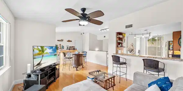 1035 Lake Shore