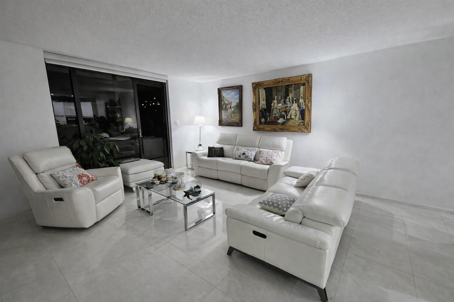 Image 4: Living area-virtual staging