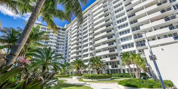100 Lincoln Rd