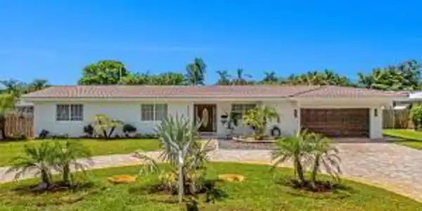 2070 NE 27th