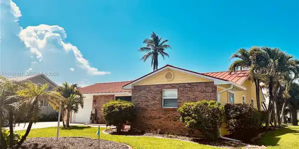1920 Eucalyptus Ave