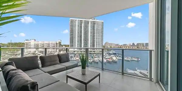 17111 Biscayne Blvd