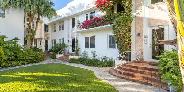 Image 2: Lush courtyard entry