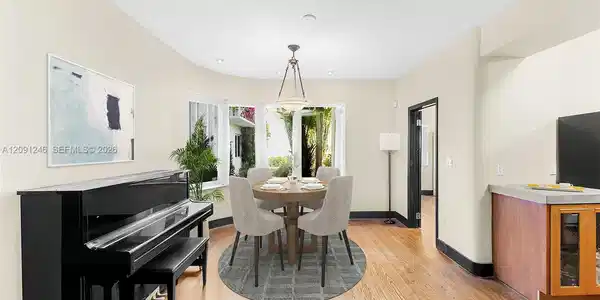 Image 3: Dining area with classic curvilinear windows