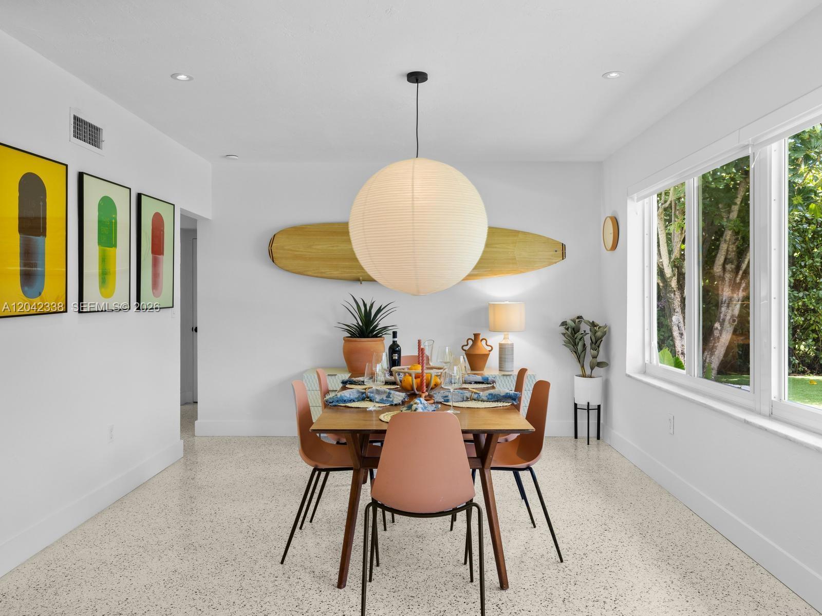 Image 4: Bright Dining Area