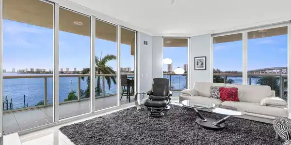 2650 Lake Shore