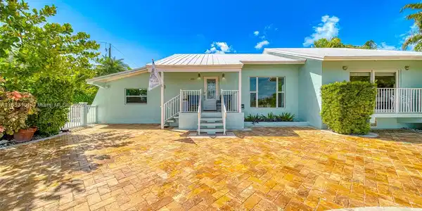 401 Calle Limon