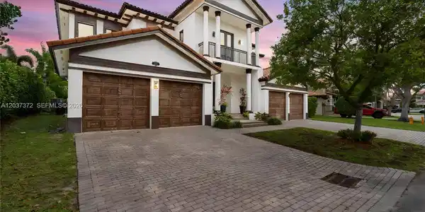 Image 3: Virtual photo of front at dusk