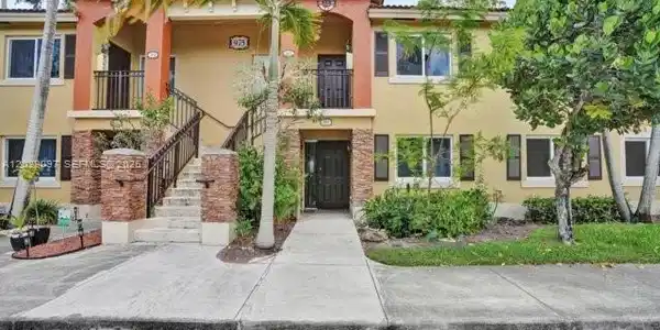 975 NE 34th Ave