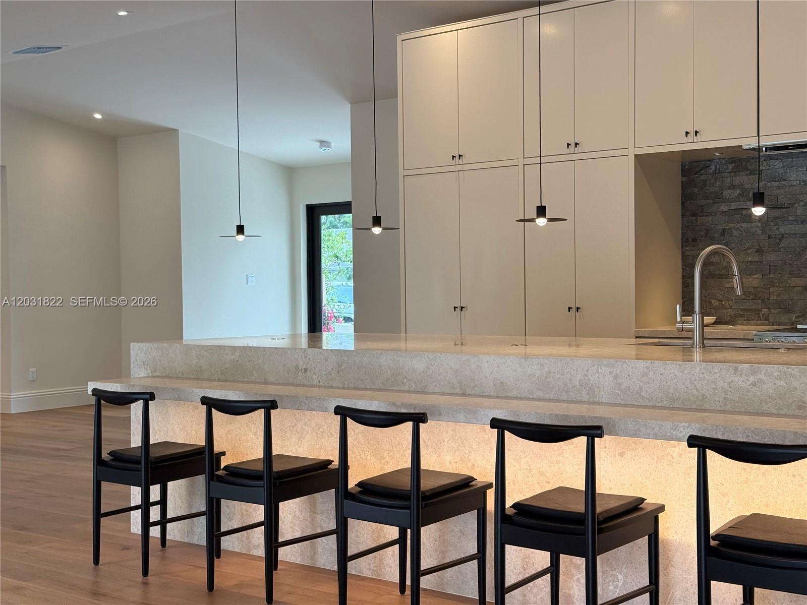 Image 4: KITCHEN ISLAND
