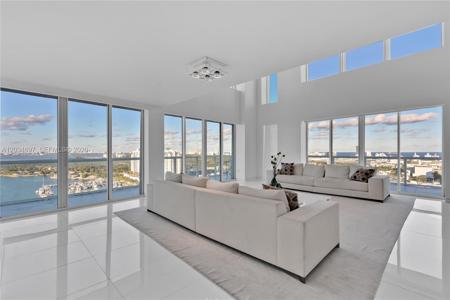 10 Venetian Way