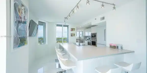 5900 Collins Ave