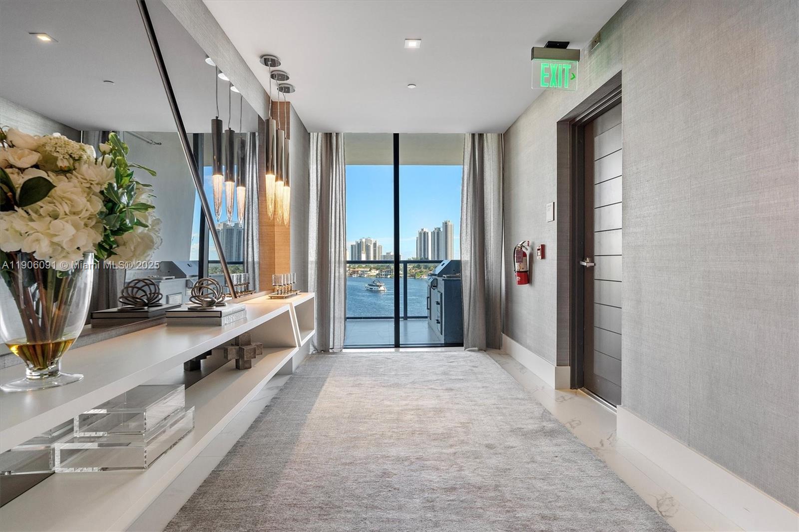 Image 3: Private elevator foyer