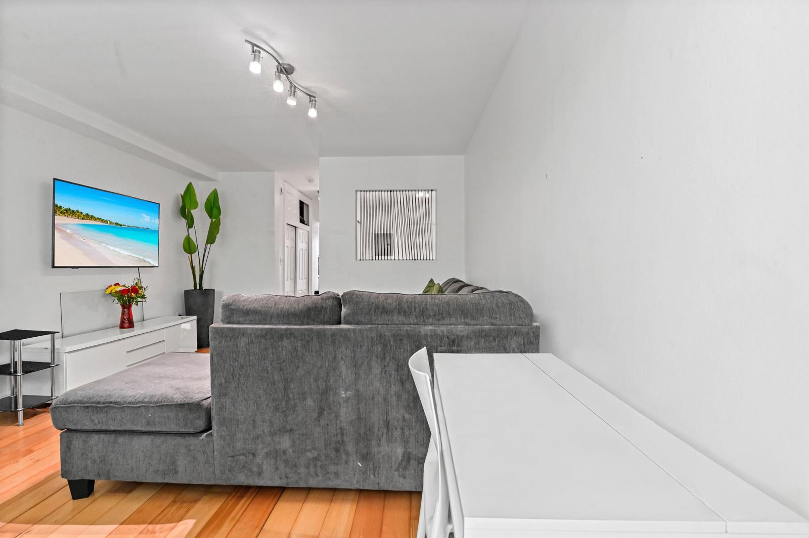 Image 4: 09 Living room 01