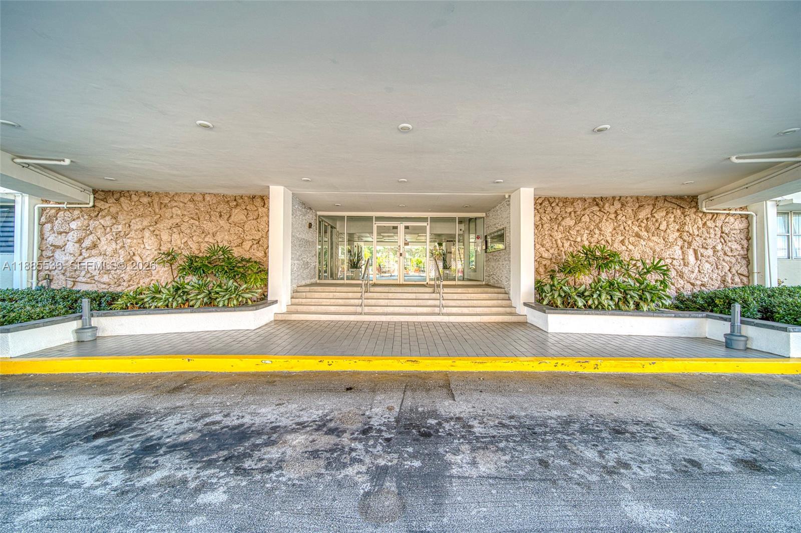 Image 4: Front