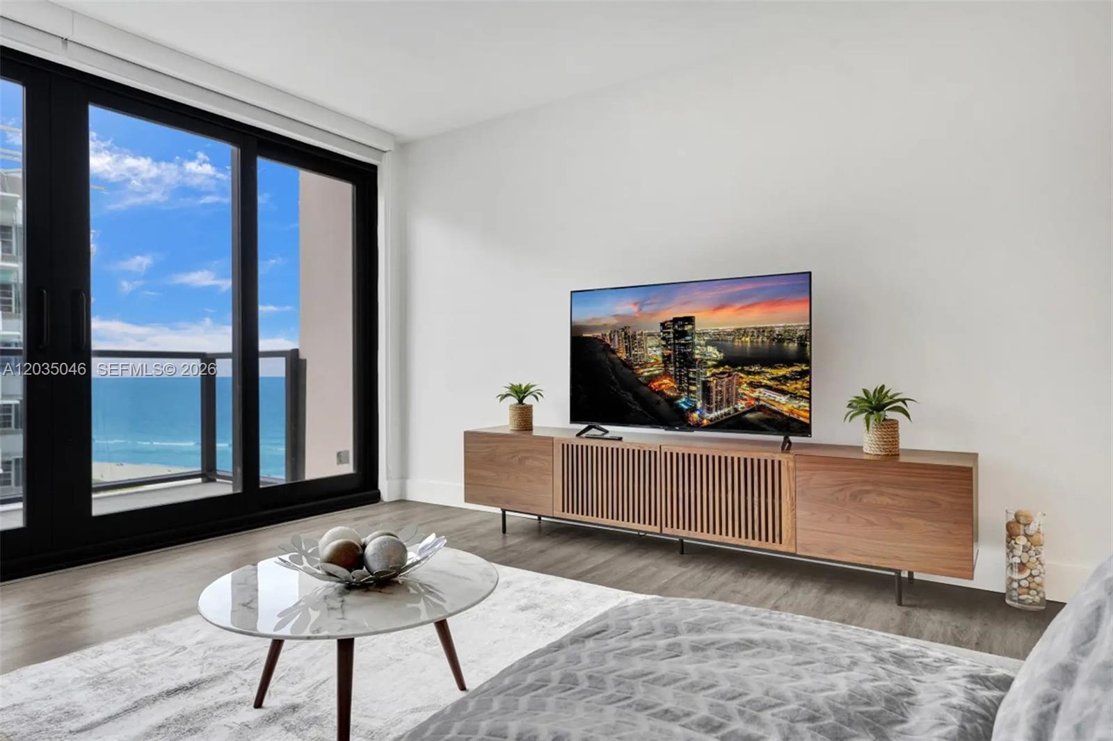 Image 3: Living room