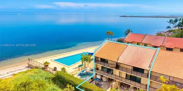 Image 2: Oceanfront Townhouse