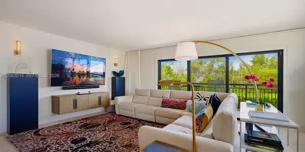 Image 3: Living Room 1