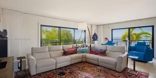 Image 4: Living Room 1