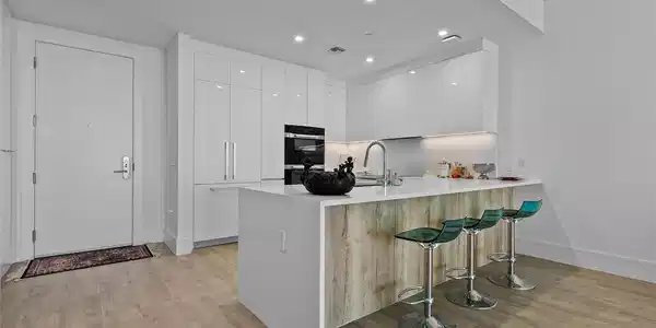 220 Lake Shore