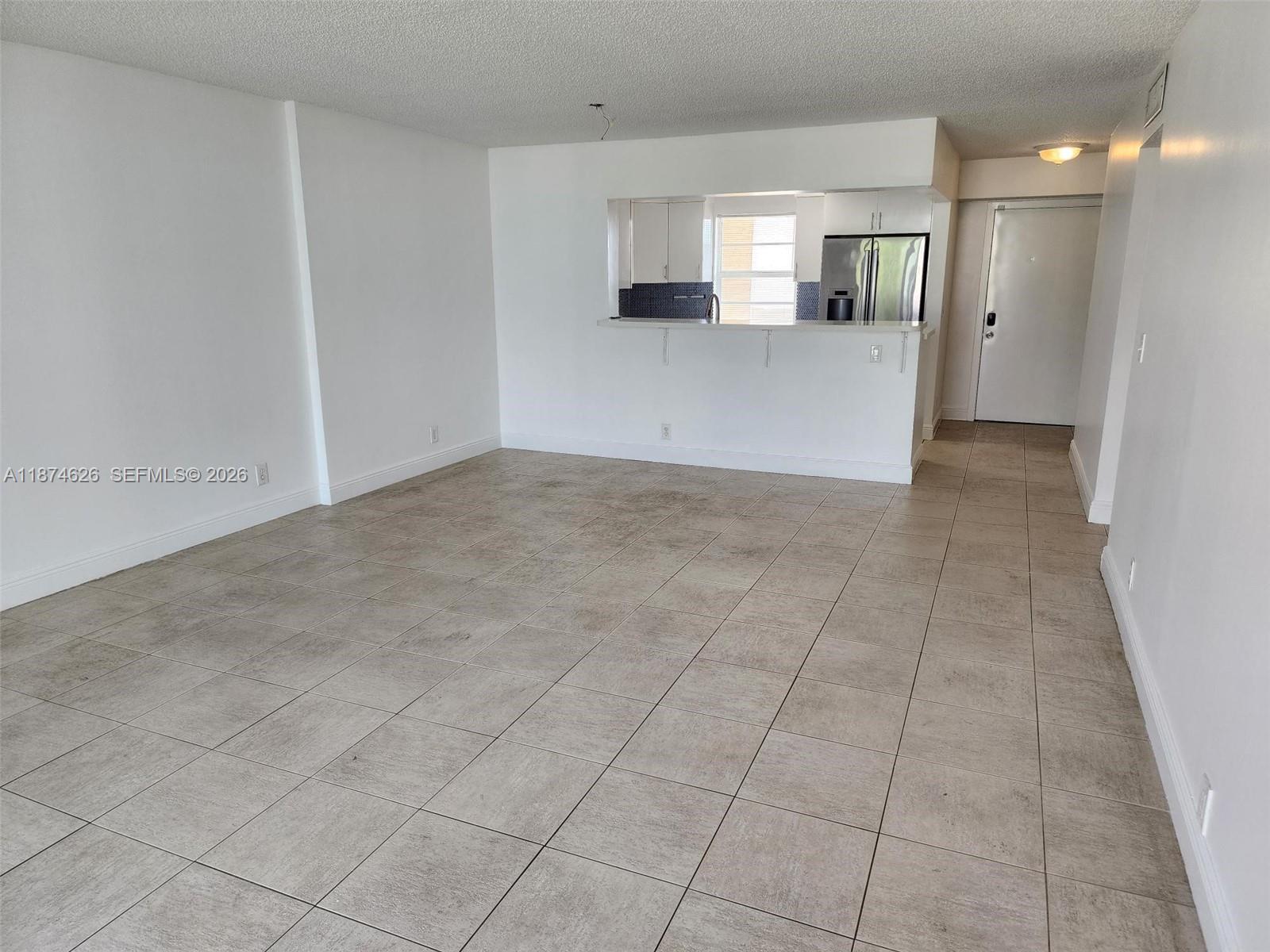 Image 4: livingroom