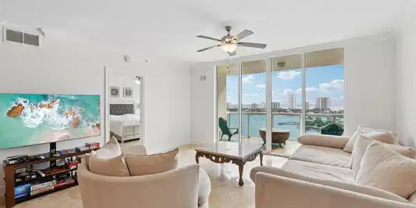 2640 Lake Shore