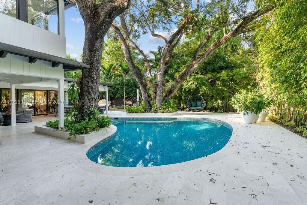 Image 2: Resort Style Pool