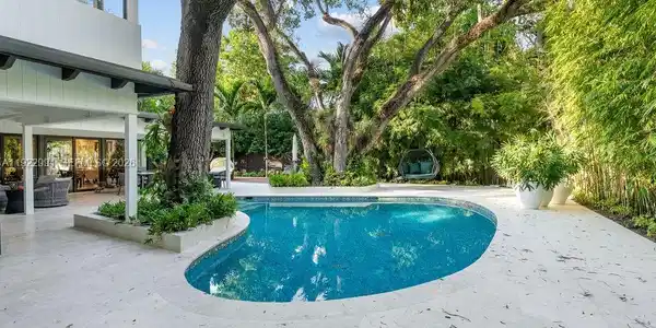 Image 2: Resort Style Pool