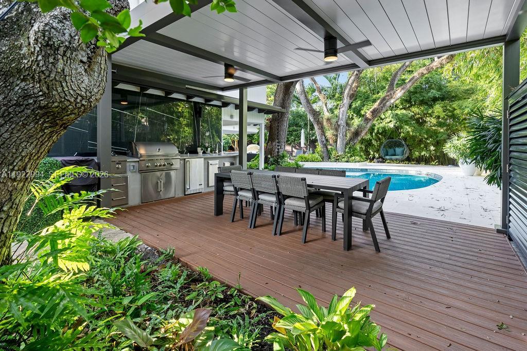 Image 3: Covered Outdoor Dinning