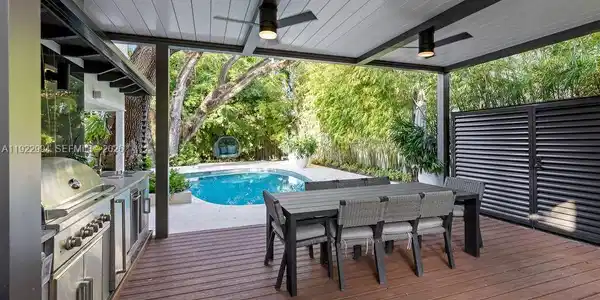 Image 4: Outdoor Entertaining Area