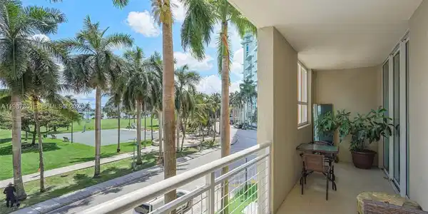 2000 N Bayshore Dr
