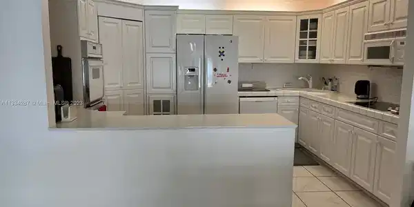 8877 Collins Ave