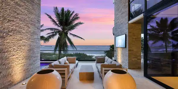 2004 Bay Dr
