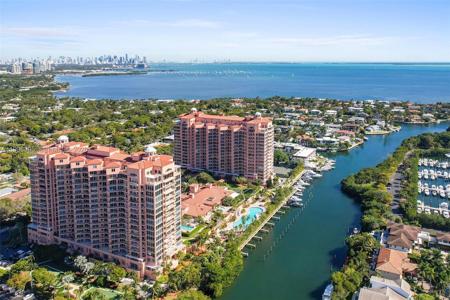 10 Edgewater Dr