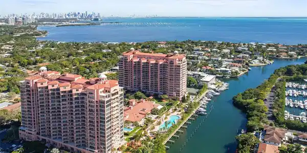 10 Edgewater Dr