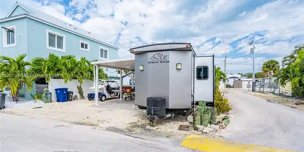Image 3: Corner Lot