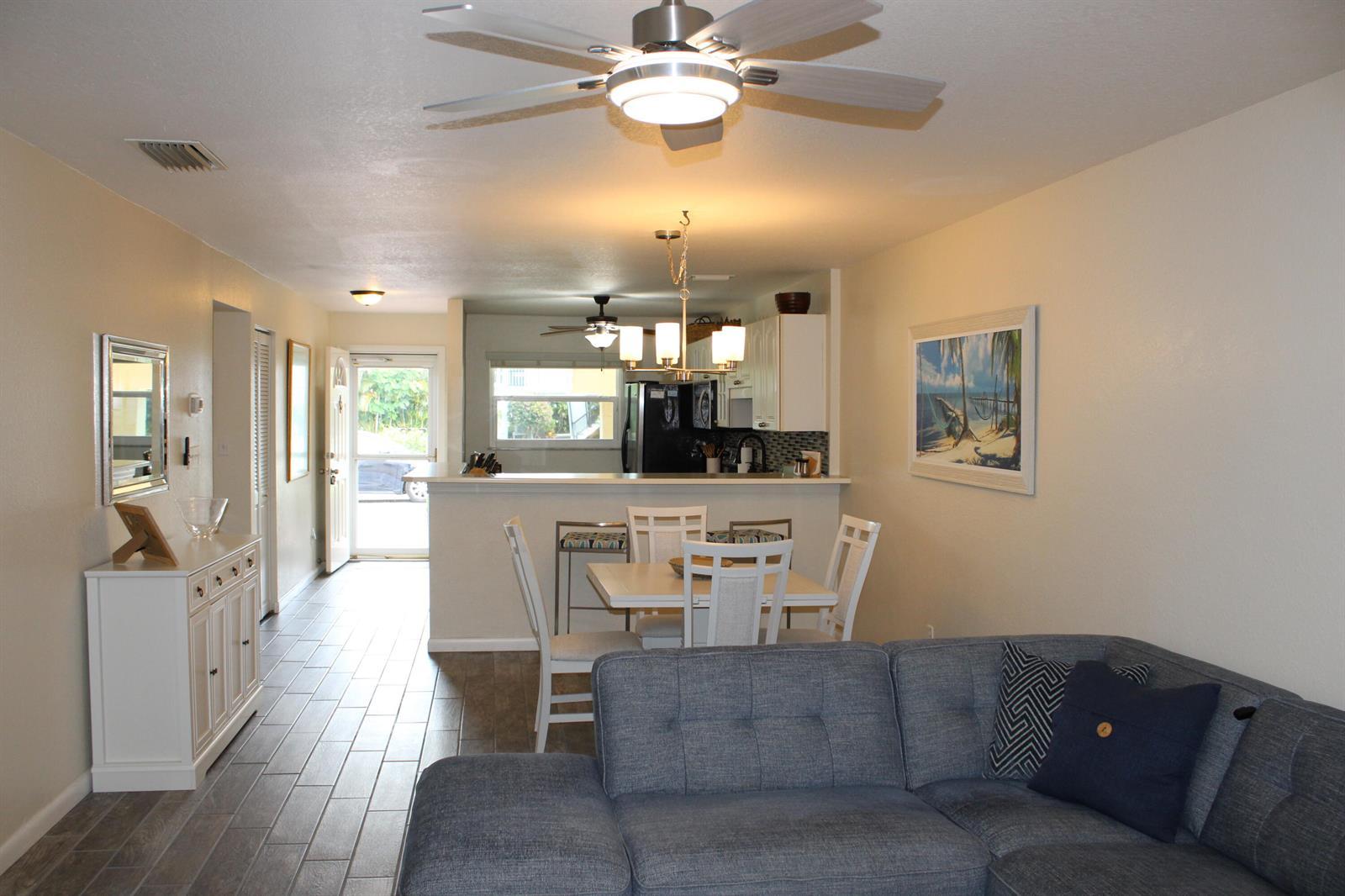 Image 3: Living room