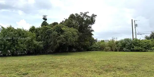 Image 2: Corner Lot; 10,752 sq ft