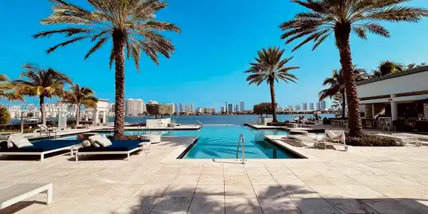 17111 Biscayne Blvd