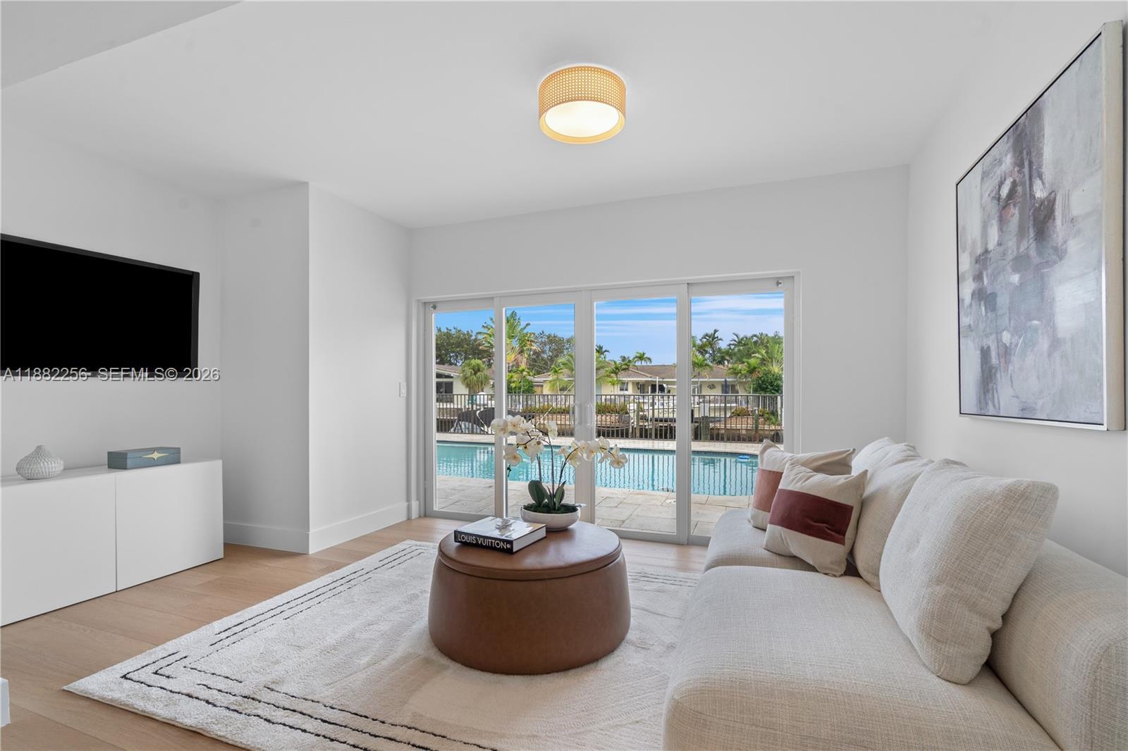 Image 2: Sitting area (Also suitable for private office). Opens to pool deck.