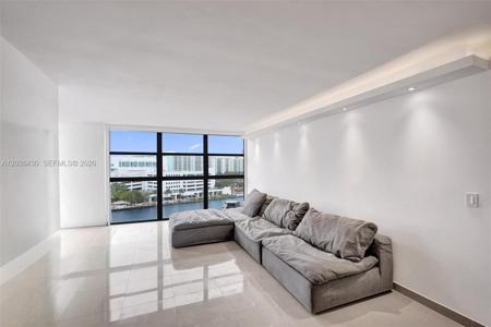 400 Leslie Dr