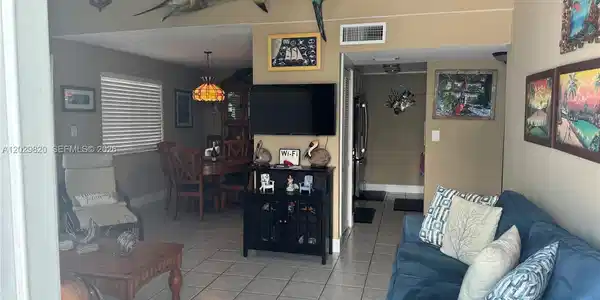 Image 3: Living Room