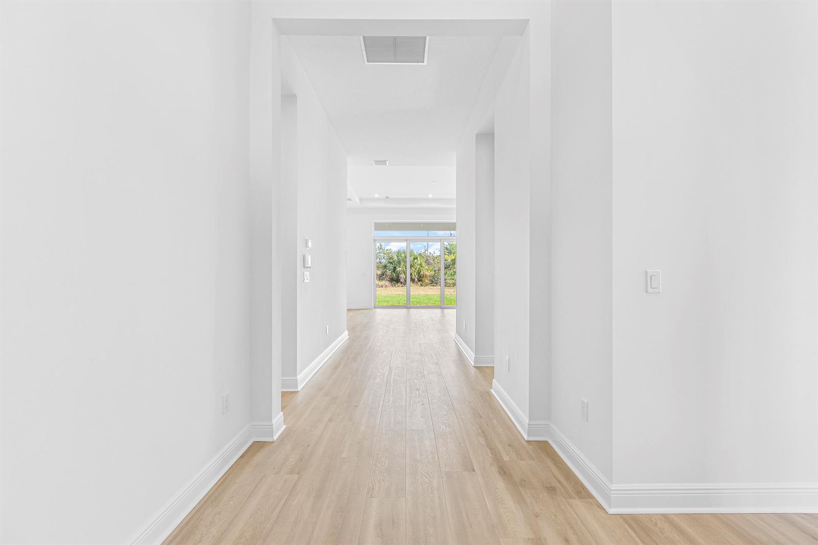 Image 4: Foyer