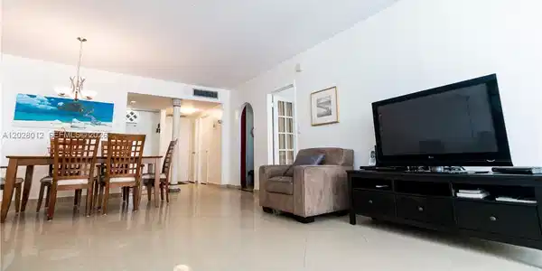 Image 4: Living Room