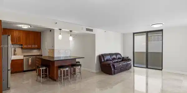 1623 Collins Ave