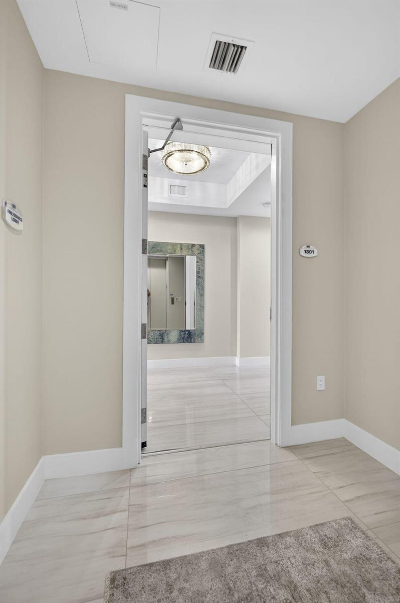 Image 2: PRIVATE ELEVATOR LOBBY