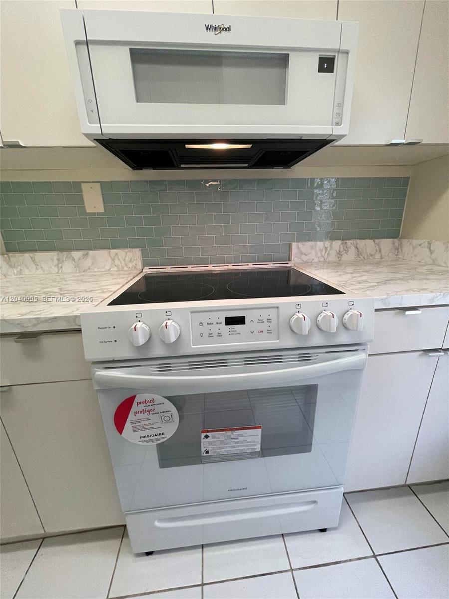 Image 2: NEW RANGE AND MICROWAVE-NEVER USED BEFORE