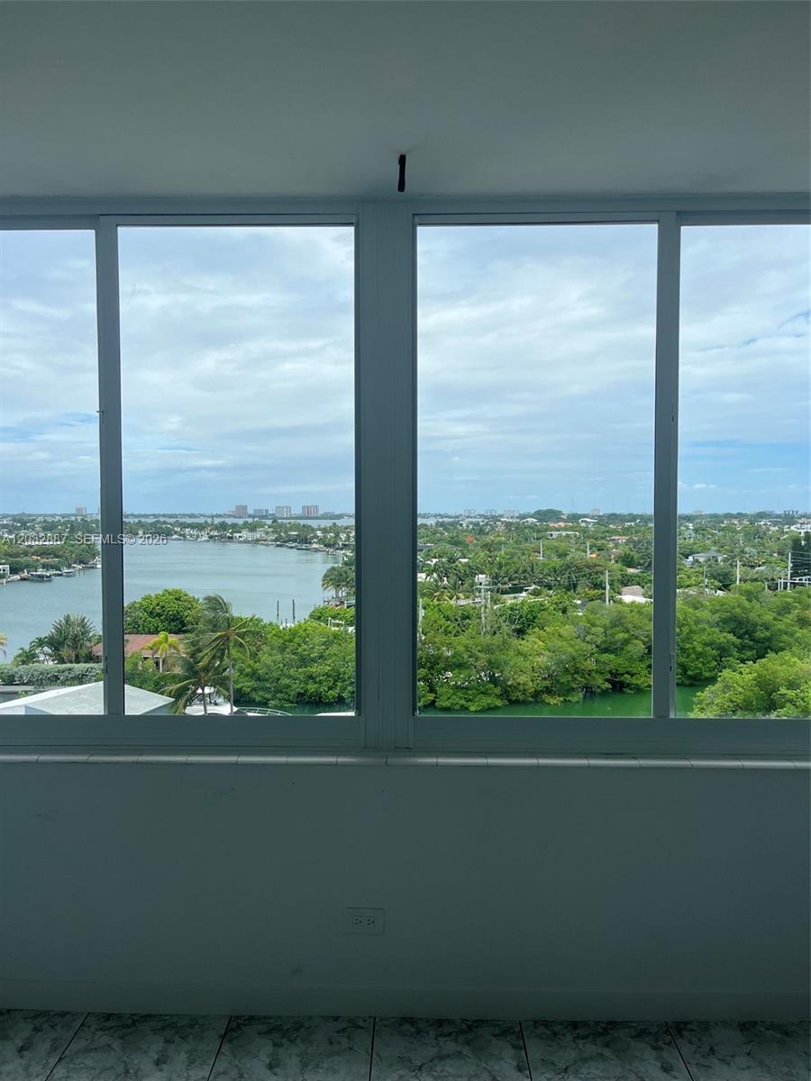 Image 4: Living Room View